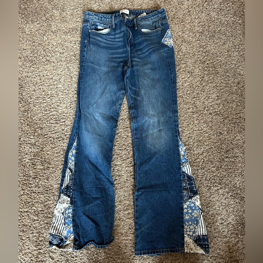 Driftwood Farrah embroidered dark wash jeans
Super cute design
Size W31 L34